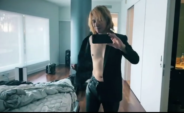 YOSHIKI、ジャケットを脱いで筋肉美　自撮り公開が「反則ですぅ」「カッコ良すぎ」