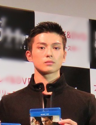 新田真剣佑の過去の「隠し子」報道 相手女性は現在シングルマザー？ - ライブドアニュース