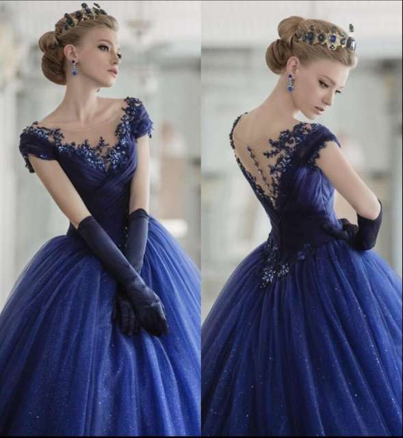 白以外のウェディングドレスの画像