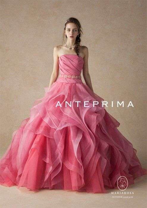 白以外のウェディングドレスの画像