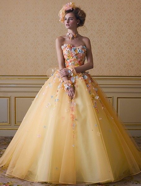 白以外のウェディングドレスの画像
