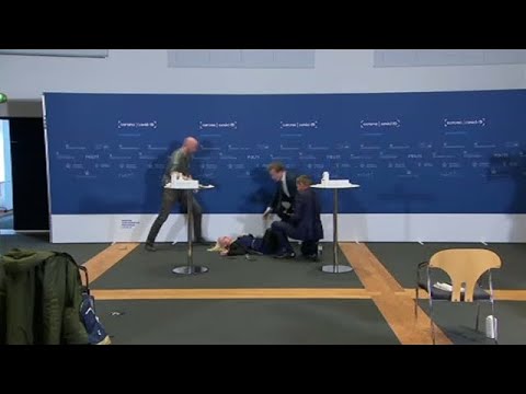 アストラゼネカ社ワクチン 使用中止の会見中に担当者が倒れる - YouTube