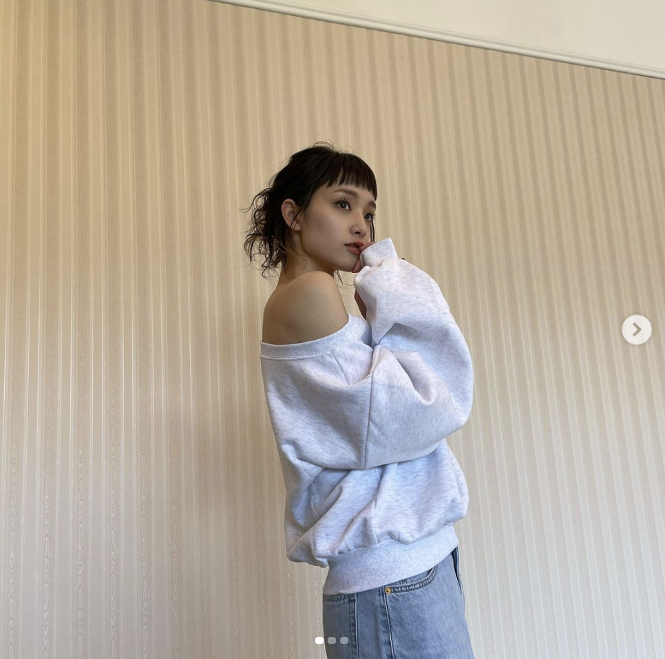剛力彩芽、肩出しの私服ショット公開「肩出しが素敵」「これはガチ可愛い」