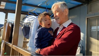 仲良しじぃじの影響？ 1才孫の『食卓での会話』に200万再生「お喋り上手すぎて…天才ですか？！」｜eltha（エルザ）