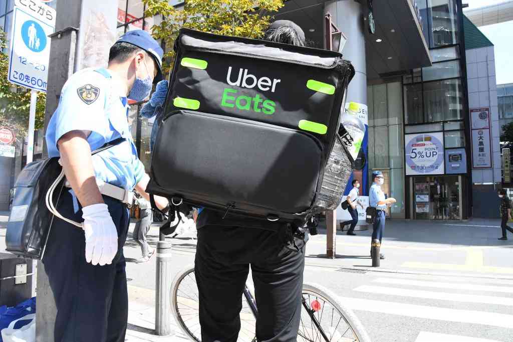 ウーバー配達員のマナー違反続出で都議会が規制へ　配達員「個別ナンバー表示」はプライバシー違反と反発〈dot.〉（AERA dot.） - Yahoo!ニュース