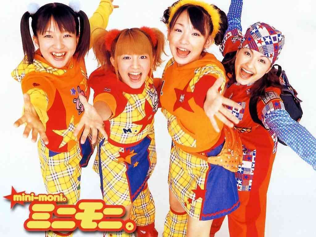 加護亜依　ミニのアイドル衣装を投稿「ブギートレイン03」、「若いー」の声