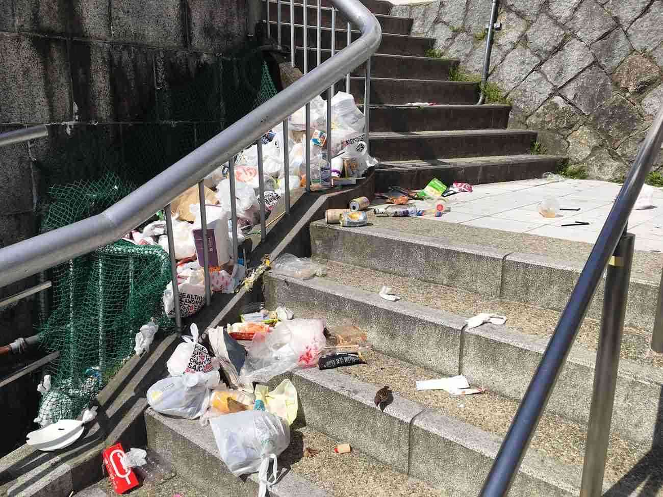 「鴨川はごみ箱じゃない」　京都・鴨川河川敷に酒の空き缶などごみ散乱