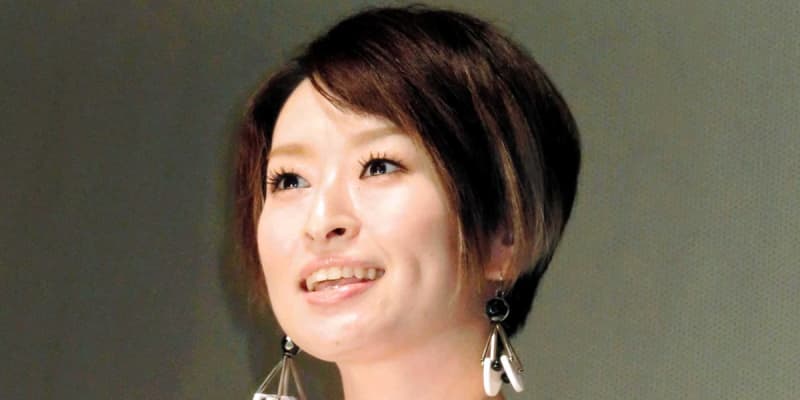 島袋寛子　夫・早乙女を肩組み祝う「最高の友」　12歳差感じない幸せ写真に羨望 ｜ デイリースポーツ芸能
