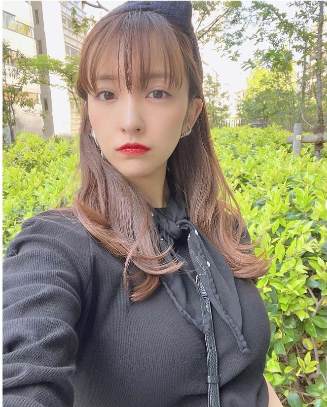 板野友美、赤いリップで魅了　ファン脱帽「口紅のカラーええね」「スタイル良すぎ」