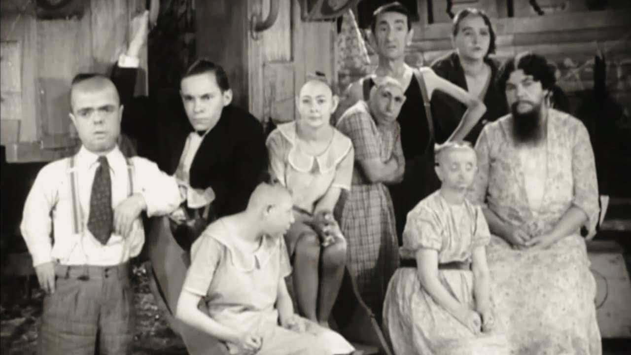 【映画紹介】公開から30年の間、公開禁止となっていた映画史上に残る問題作【怪物團】 - YouTube