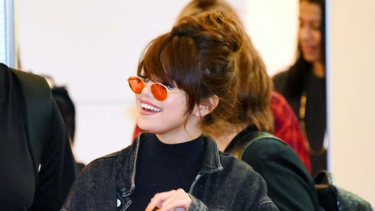 SELENA GOMEZ Arrives in JAPAN and Fans Got CRAZY! セレーナ・ゴメス空港到着でファン大興奮 - YouTube