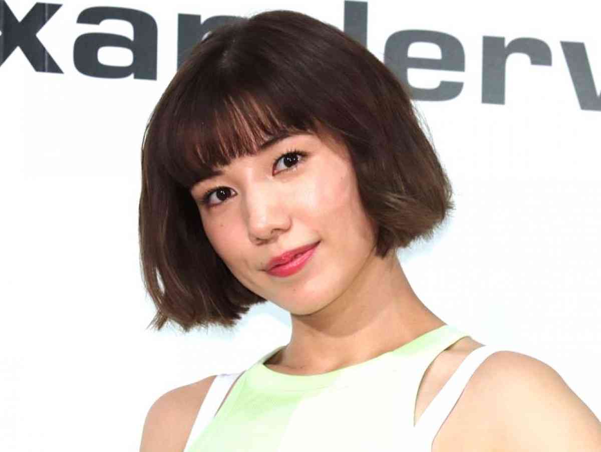 仲里依紗、“純白のウエディングドレス”姿でダブルピース　 『桜の塔』オフショットに反響  　 ／2021年5月12日 1ページ目 - エンタメ - ニュース - クランクイン！