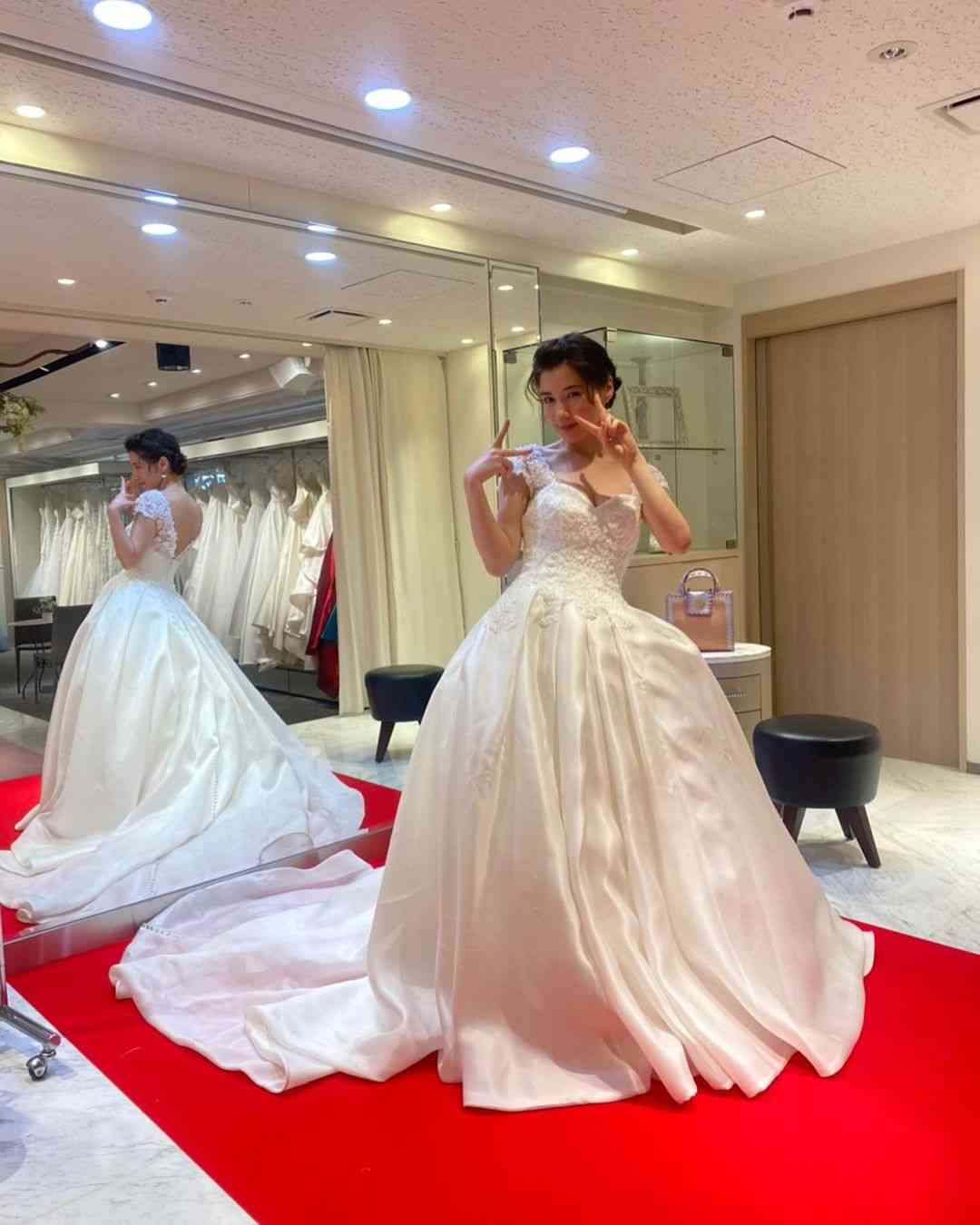 仲里依紗、“純白のウエディングドレス”姿でダブルピース　 『桜の塔』オフショットに反響 