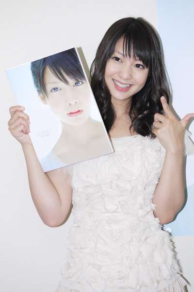 女性芸能人の写真集持ってる人