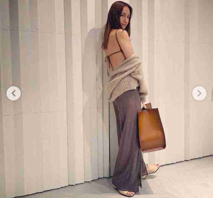 佐田真由美　ボディースーツコーデで美背中大胆披露に「女神」「いい女」「背中がセクシー」