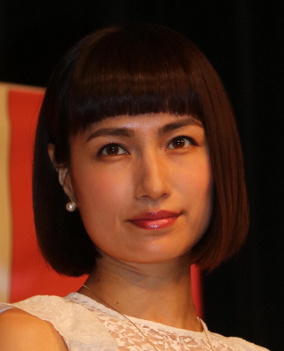 佐田真由美　ボディースーツコーデで美背中大胆披露に「女神」「いい女」「背中がセクシー」― スポニチ Sponichi Annex 芸能