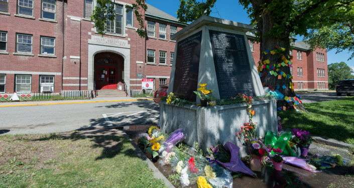 カナダ　寄宿学校跡地で200人超の子どもたちの遺骨が見つかる - Sputnik 日本