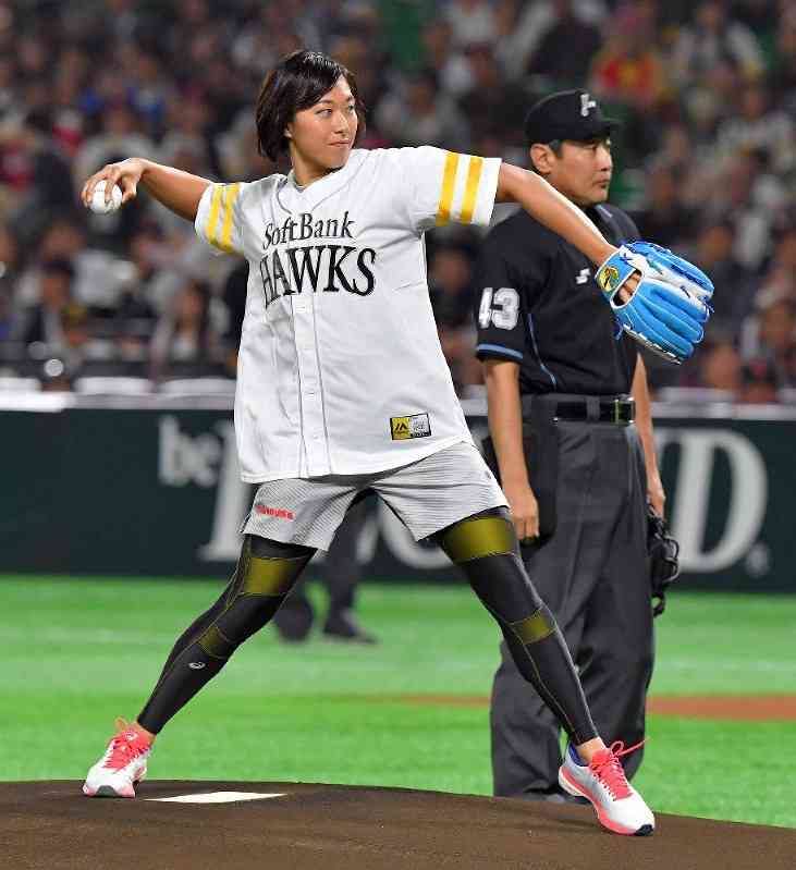 日本シリーズ：競泳・鈴木が始球式　ノーバンならず苦笑い | 毎日新聞