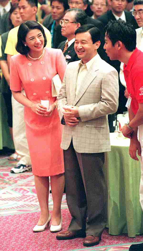 雅子さまの品のあるワンピースの装い「個性的な色とデザインで華やかに」（webマガジン mi-mollet） - Yahoo!ニュース