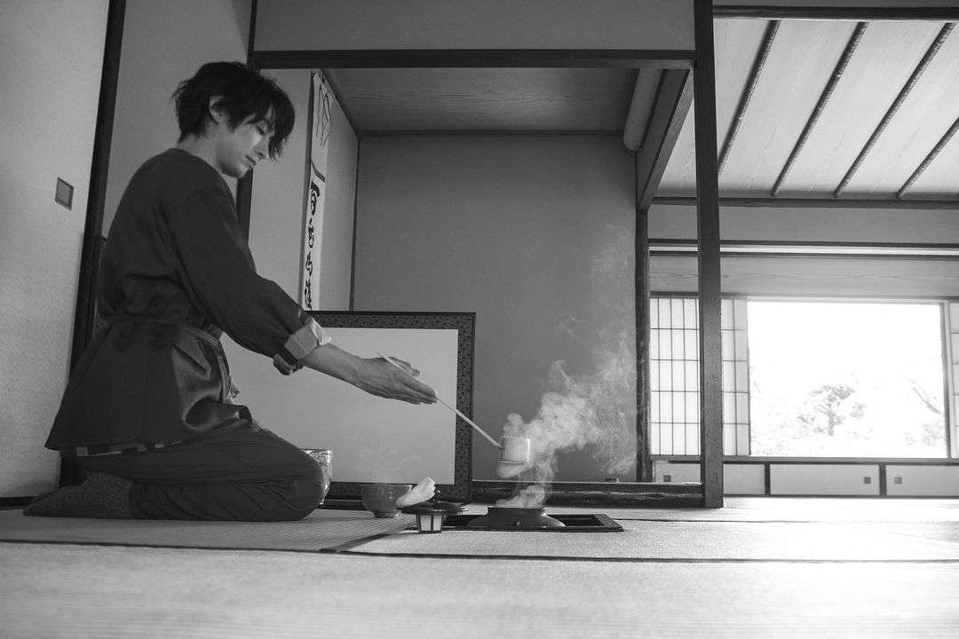 ディーン・フジオカ、茶道楽しむモノクロ写真公開 ファンはメロメロ「絵画のよう」「爪の先端まで美しい」