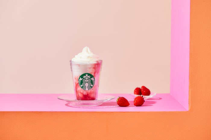 スタバ「スターバックス ストロベリー フラペチーノ」いちごの甘酸っぱさ×ミルクのハーモニー - モデルプレス