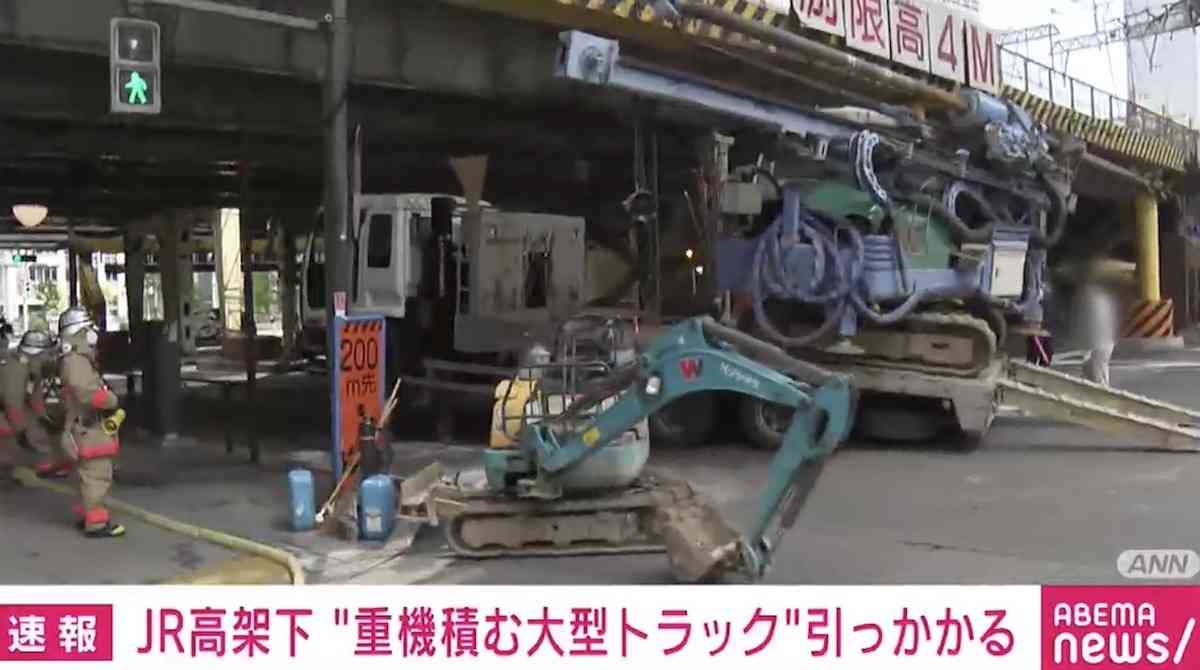 東京・千代田区 JR高架下で重機積んだ大型トラックが引っかかる 運転手「通れると思った」 【ABEMA TIMES】