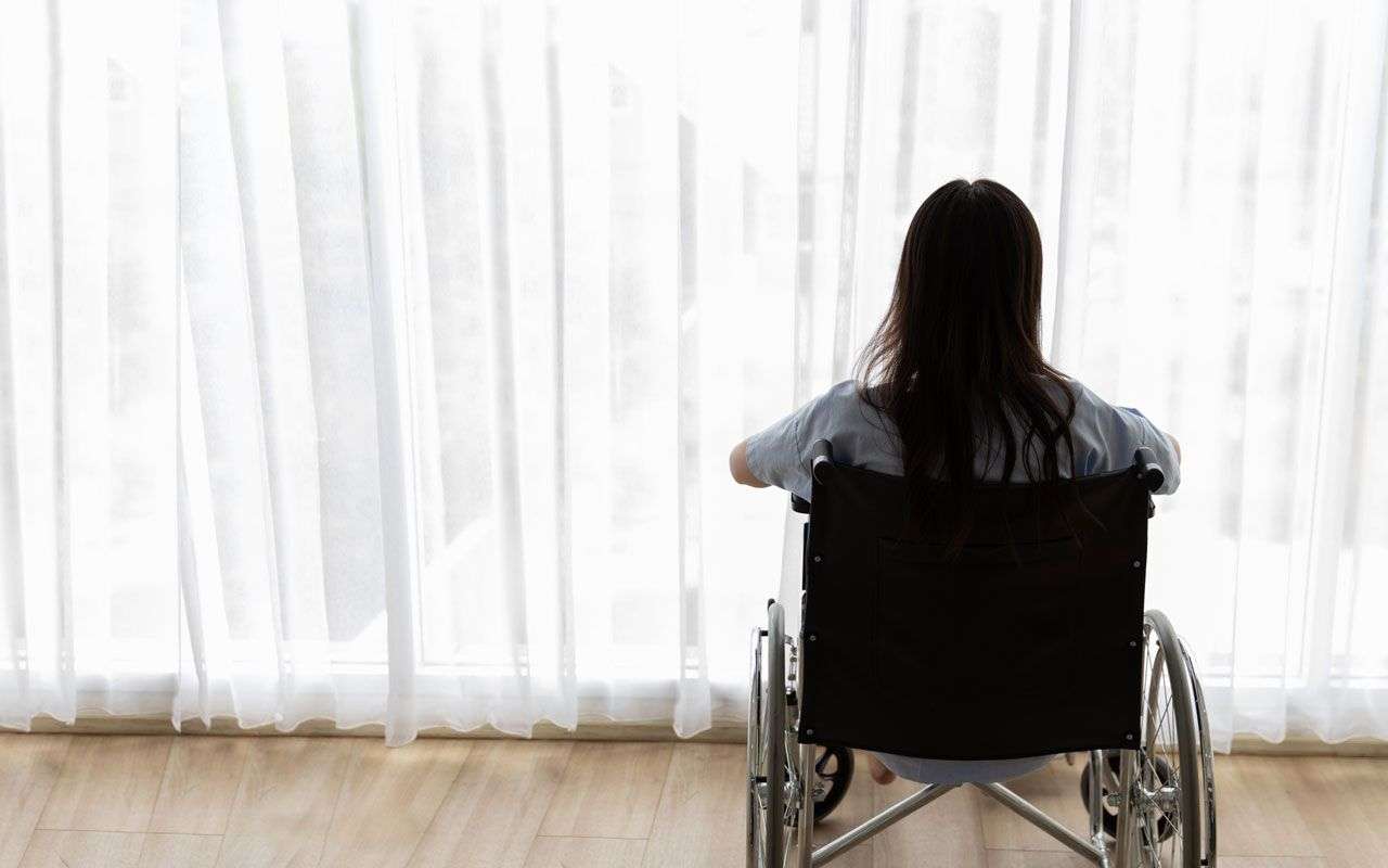 周囲の舌打ち、改札から乗車まで20分…健常者が知らない“車椅子移動のリアル” | 文春オンライン