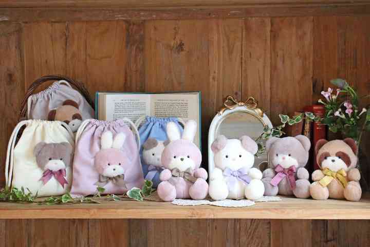 ​1980年代生まれの昭和レトロなぬいぐるみを再現♡ ブルーブルーエ『あの頃のともだちぬいぐるみ』の再販が決定＆キュートな巾着袋も新登場！ | SGS109