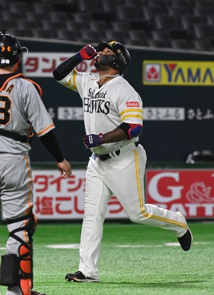 鷹・バレンティン惜しい～3発で一気300号ならず　セ界を相手に本領発揮か（西日本スポーツ） - Yahoo!ニュース