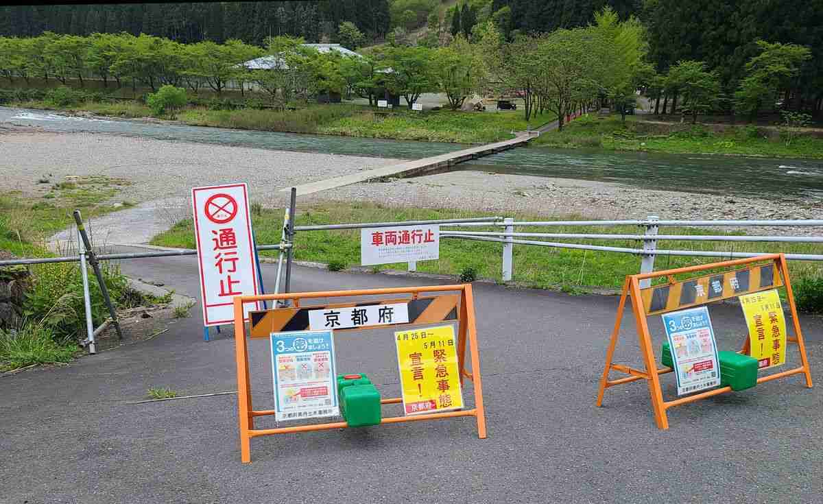 川にレジャー客押し寄せキャンプやBBQ、ゴミ放置や住民に暴言も　河川敷への市道を通行止めに