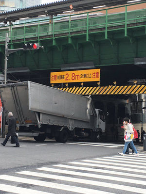 東京・千代田区 JR高架下で重機積んだ大型トラックが引っかかる 運転手「通れると思った」