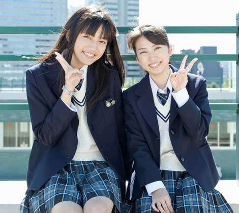 「何でも着こなしてかわいい」川口春奈、ネオンカラーの『着飾る恋には理由があって』衣装に反響