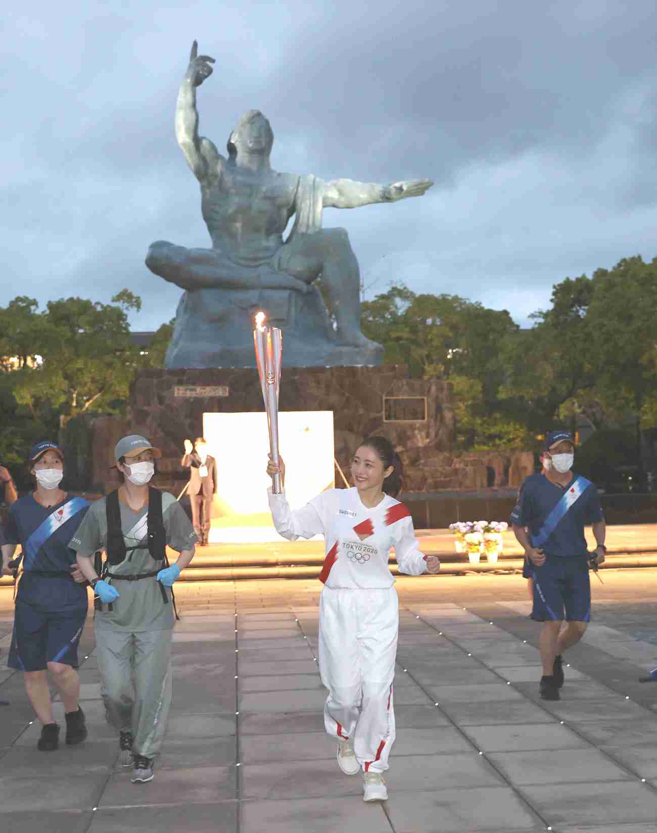 石原さとみが長崎県で聖火リレー「核廃絶・反戦を願う多くの思いを胸に」