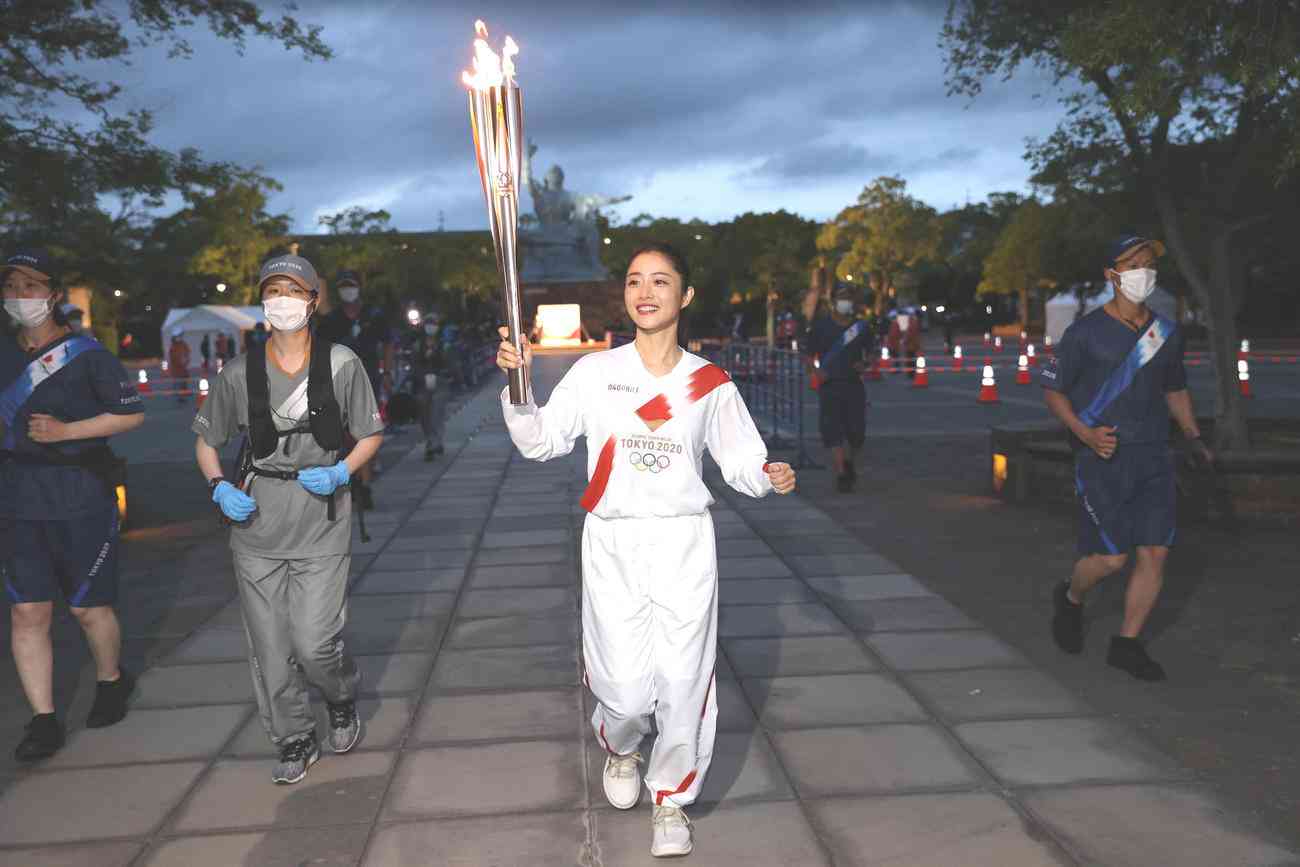 石原さとみが長崎県で聖火リレー「核廃絶・反戦を願う多くの思いを胸に」