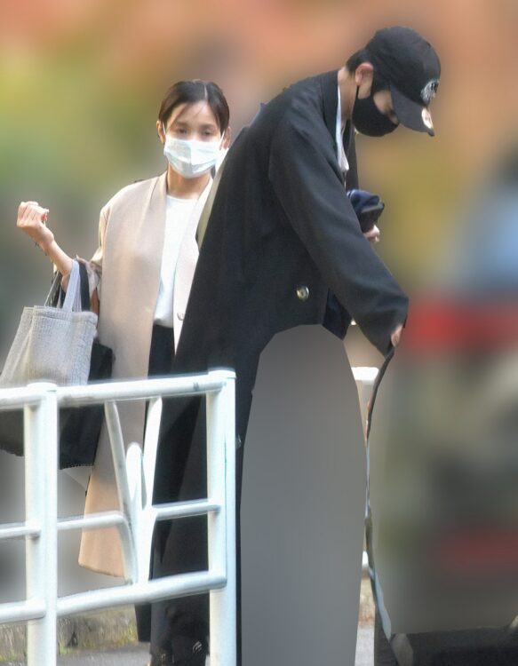 向井理と国仲涼子夫妻 束の間の休日に公園で見せた「父と母の顔」