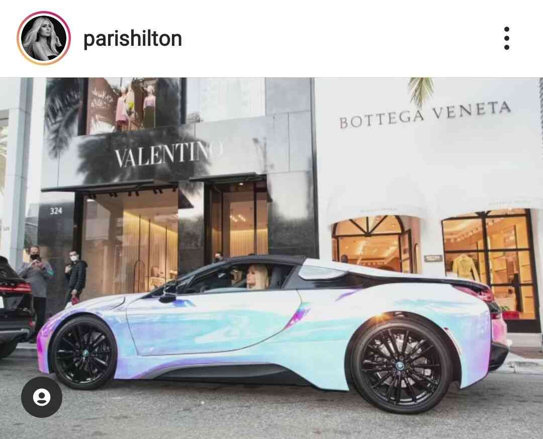 パリス・ヒルトン、所有する超レアな高級車に乗る姿を公開…ピンク偏光パール色「ゴージャス」
