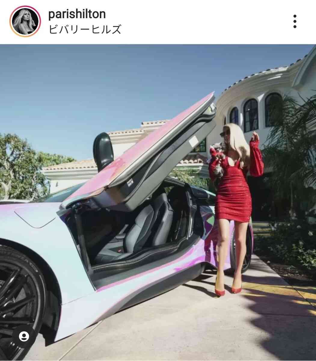 パリス・ヒルトン、所有する超レアな高級車に乗る姿を公開…ピンク偏光パール色「ゴージャス」