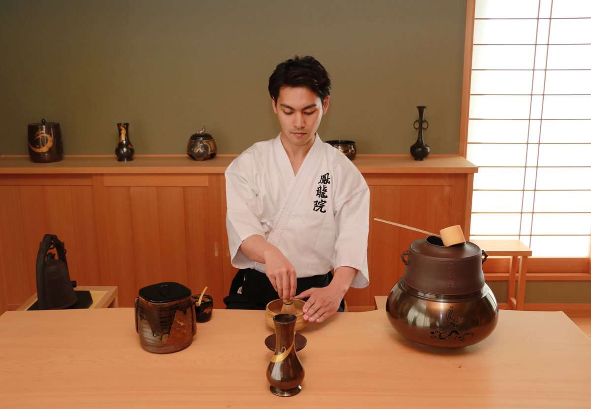 ディーン・フジオカ、茶道楽しむモノクロ写真公開 ファンはメロメロ「絵画のよう」「爪の先端まで美しい」