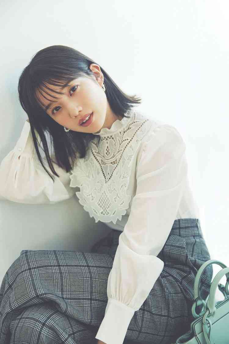 弘中綾香アナ、萌え袖＆謎ポーズに「こんな弘中ちゃんなかなか見れない」「可愛すぎ」と反響