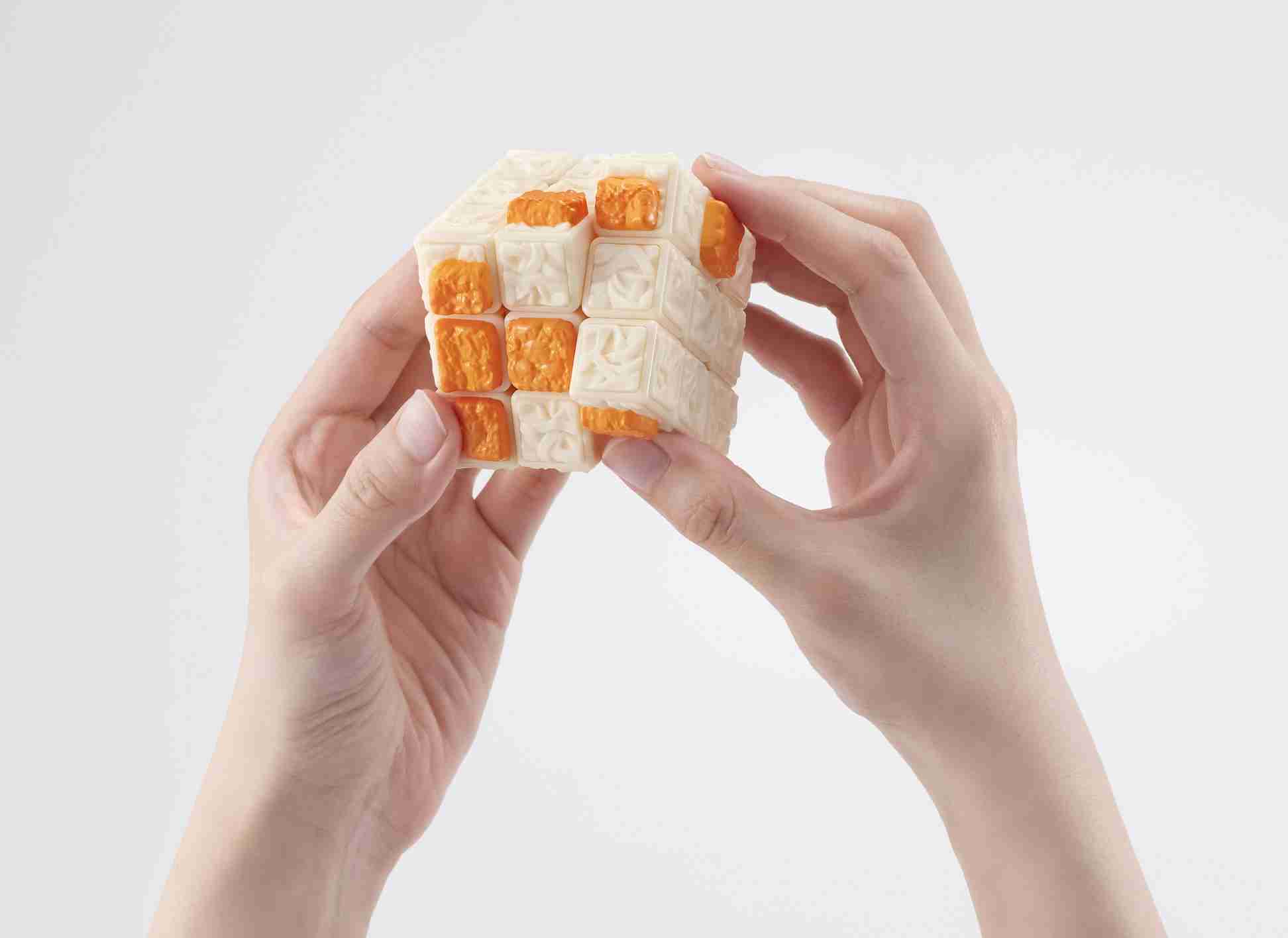 ほぼ “面” が “麺” !!「赤いきつね」のルービックキューブ発売されるも世界をザワつかせるデザイン