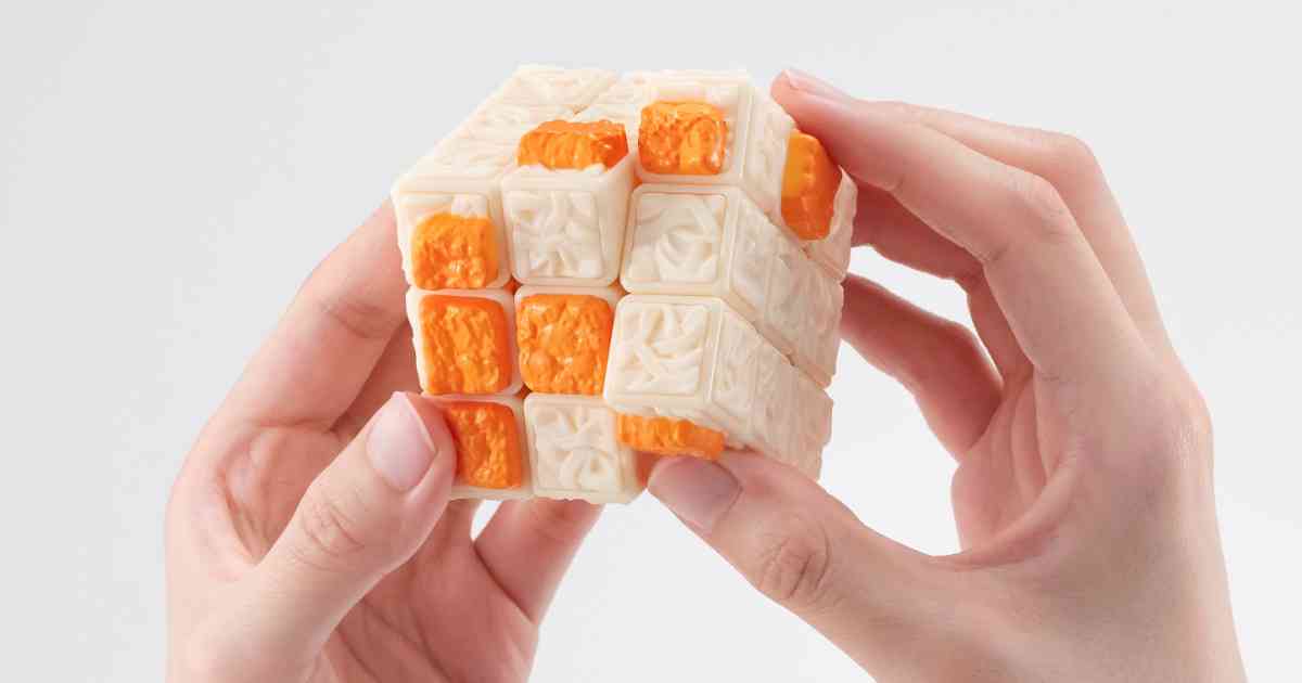ほぼ “面” が “麺” !! 「赤いきつね」のルービックキューブ発売されるも世界をザワつかせるデザイン | Pouch［ポーチ］