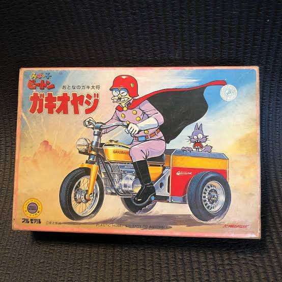 実親(父)が子供に食べ物を与えてくる