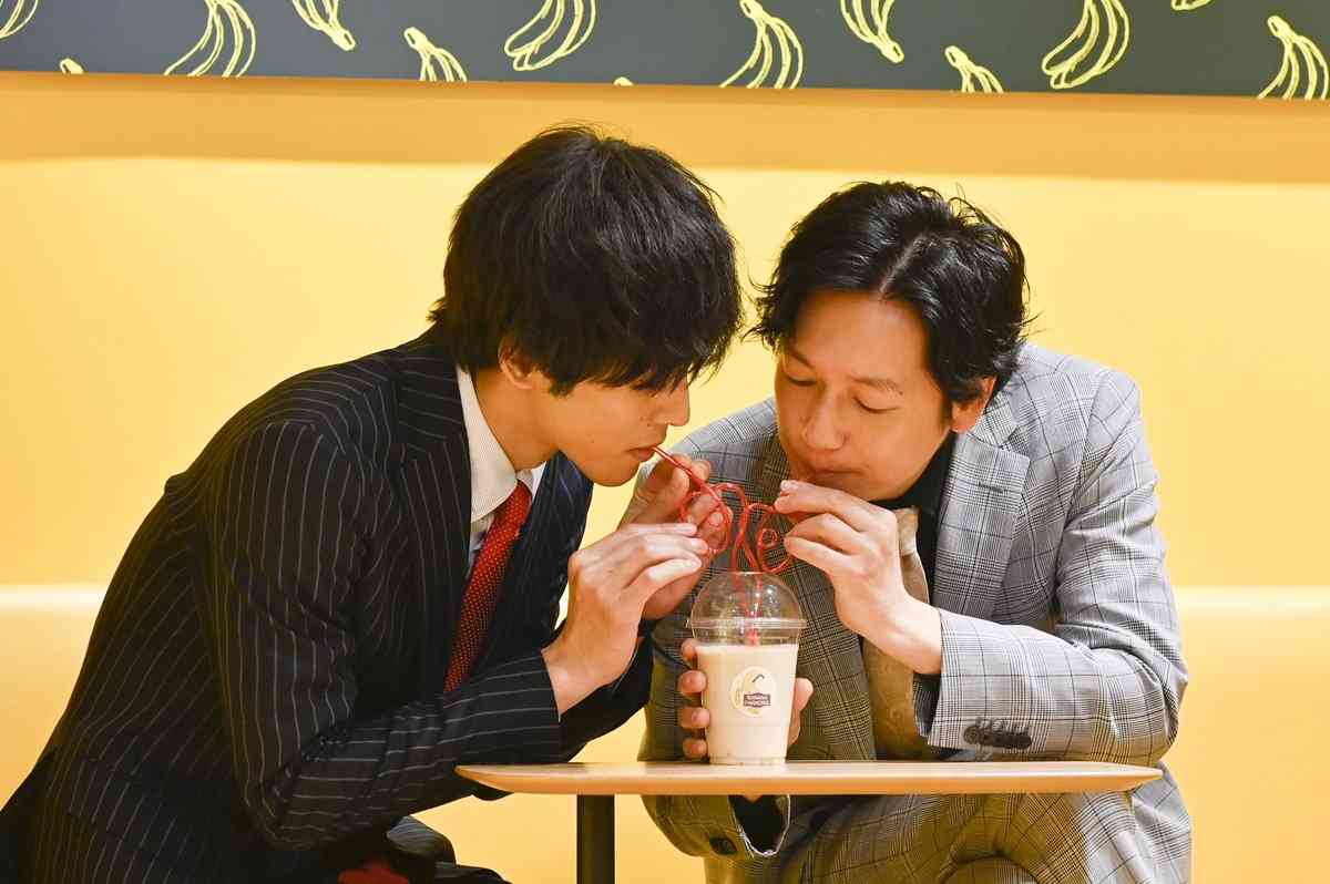 『あのときキスしておけば』“桃地”松坂桃李が不器用なバックハグ! ネット総ツッコミ「タックルよ、それ」