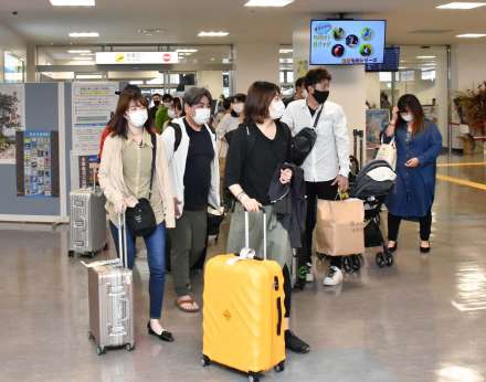 「後ろめたさはあるが…」ＧＷスタート　鹿児島の空港に東京、大阪から観光客次々と（南日本新聞） - Yahoo!ニュース