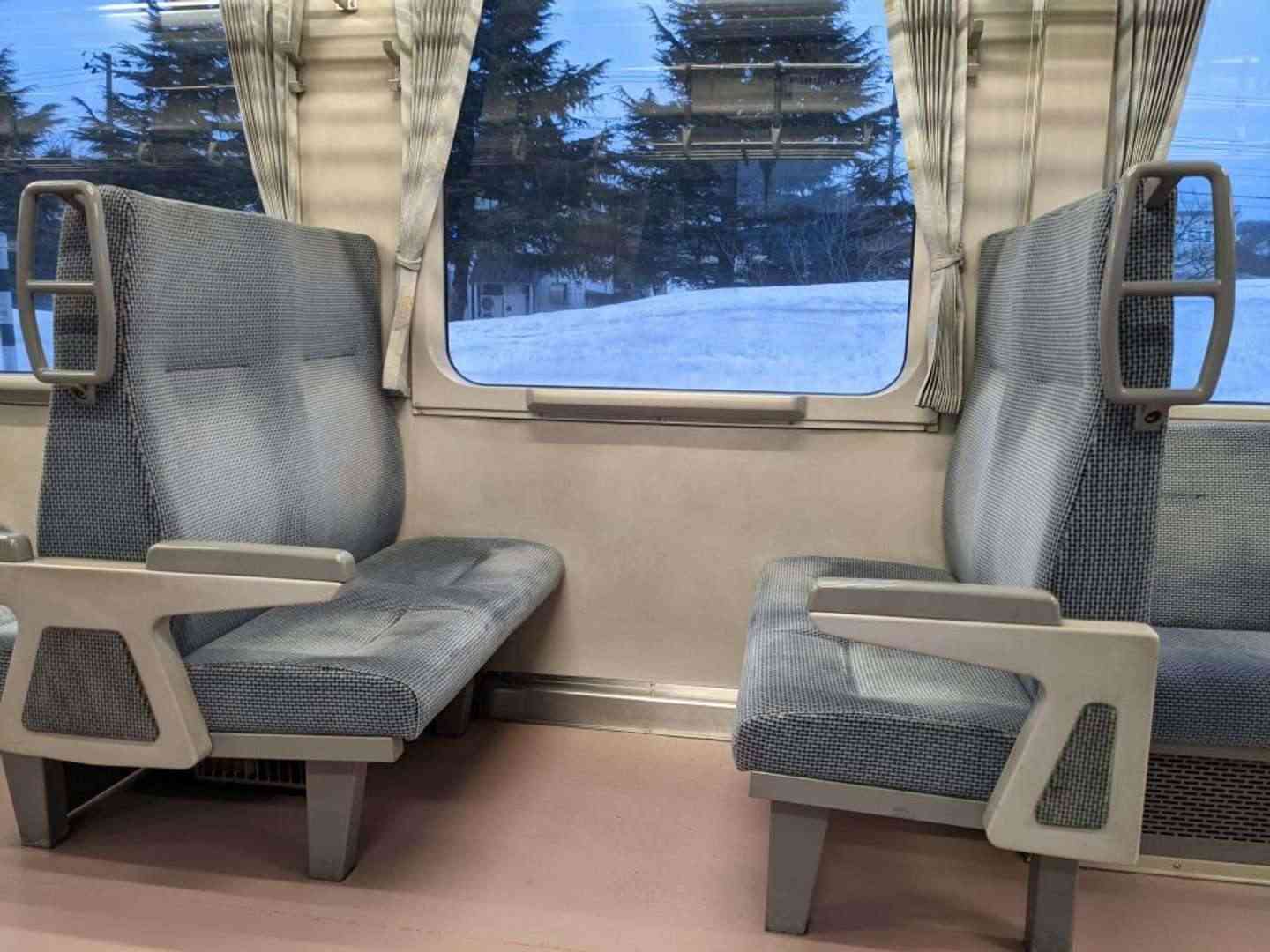 「ボックス席の正面に座った非常識な親子。子供が私の膝を蹴るので注意すると、母親が立ち上がり...」（兵庫県・50代女性）