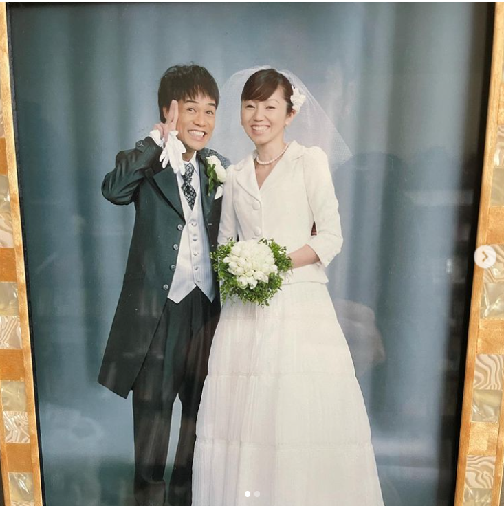 名倉潤、妻・渡辺満里奈と結婚16周年 “ウェディングフォト”公開に「理想の夫婦」「奥様キレイ!」の声