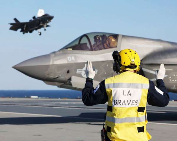 英空母「クイーン・エリザベス」米海兵隊の戦闘機を収容完了 本格的な艦隊行動へ（乗りものニュース） - Yahoo!ニュース