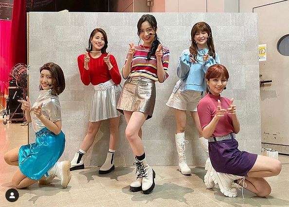 フジ女子アナ陣“NiziU風コスプレ”披露　ミニスカ衣装に「本物のアイドルのよう！」