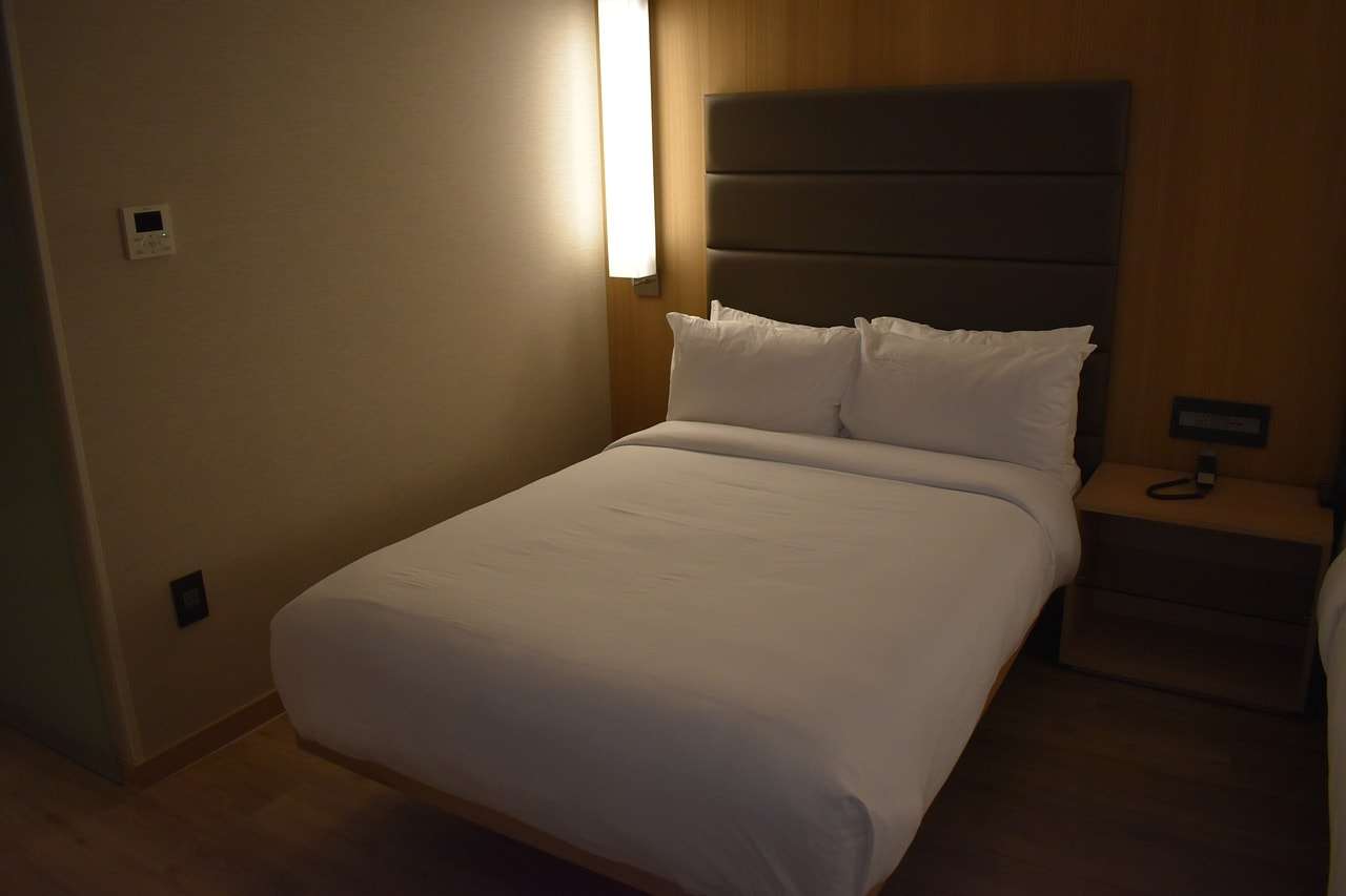 コロナ感染者の20代男性、療養施設を無断で抜け出しおにぎりを買う 相次ぐ感染者の無断抜け出し | リアルライブ