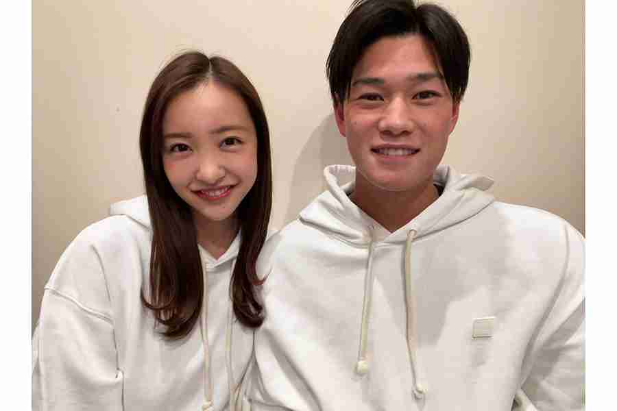 第1子妊娠の板野友美、夫・ヤクルト高橋奎二の24歳誕生日をおしゃれに祝福「babe」